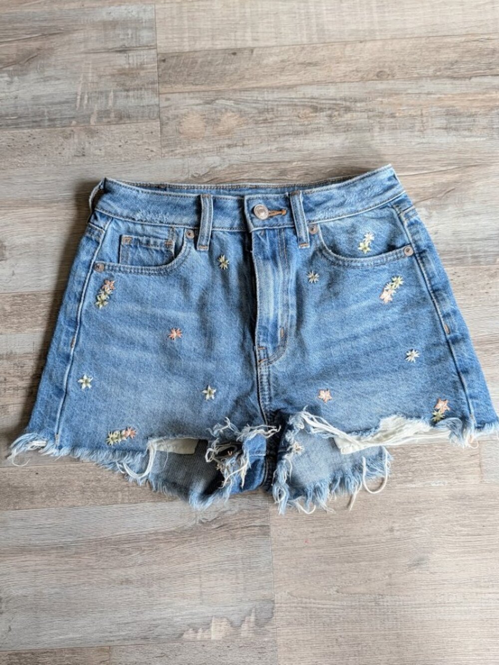 American Eagle * Floral Embroidered Mom Shorts * 000